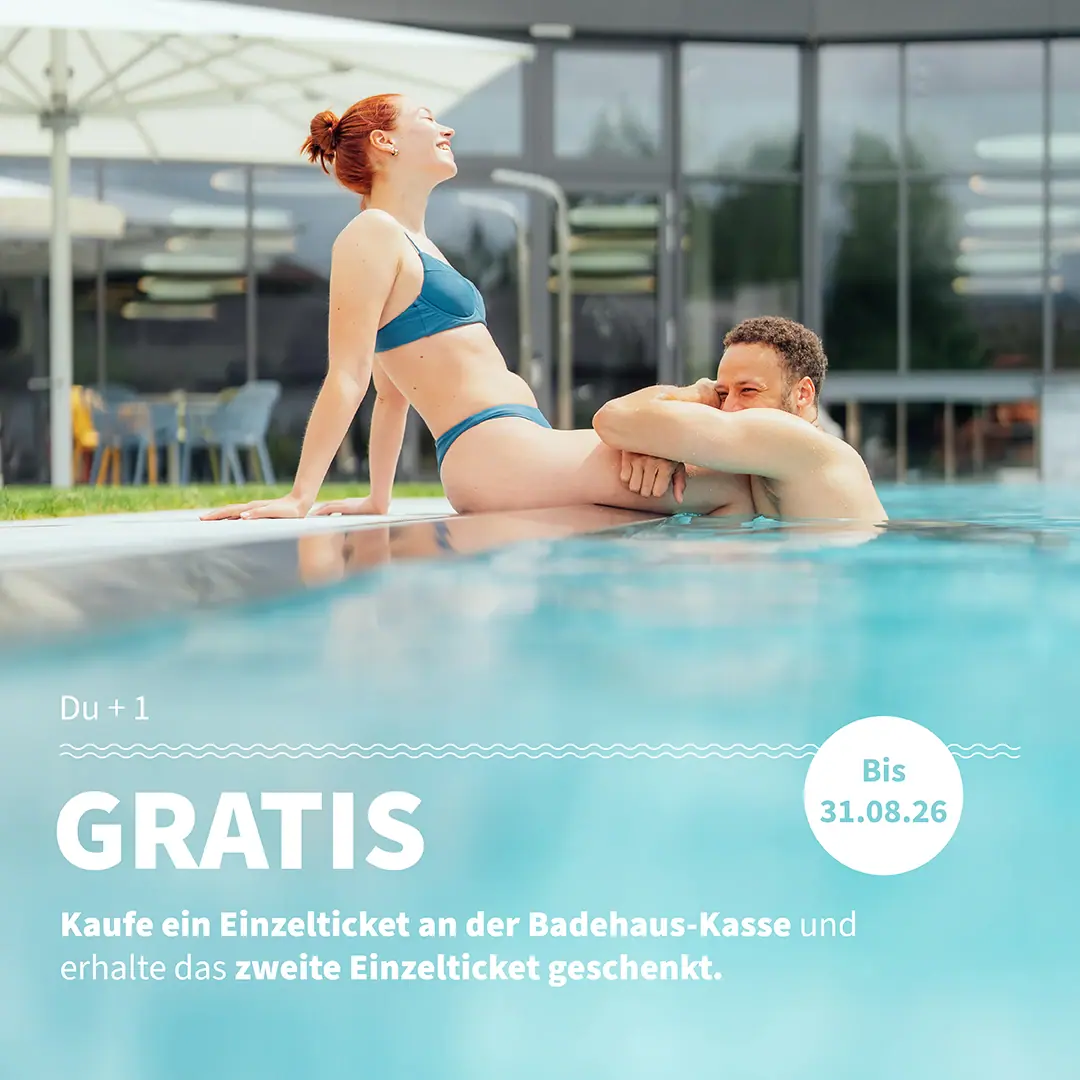 Ein Mann und eine Frau in einem Schwimmbecken.