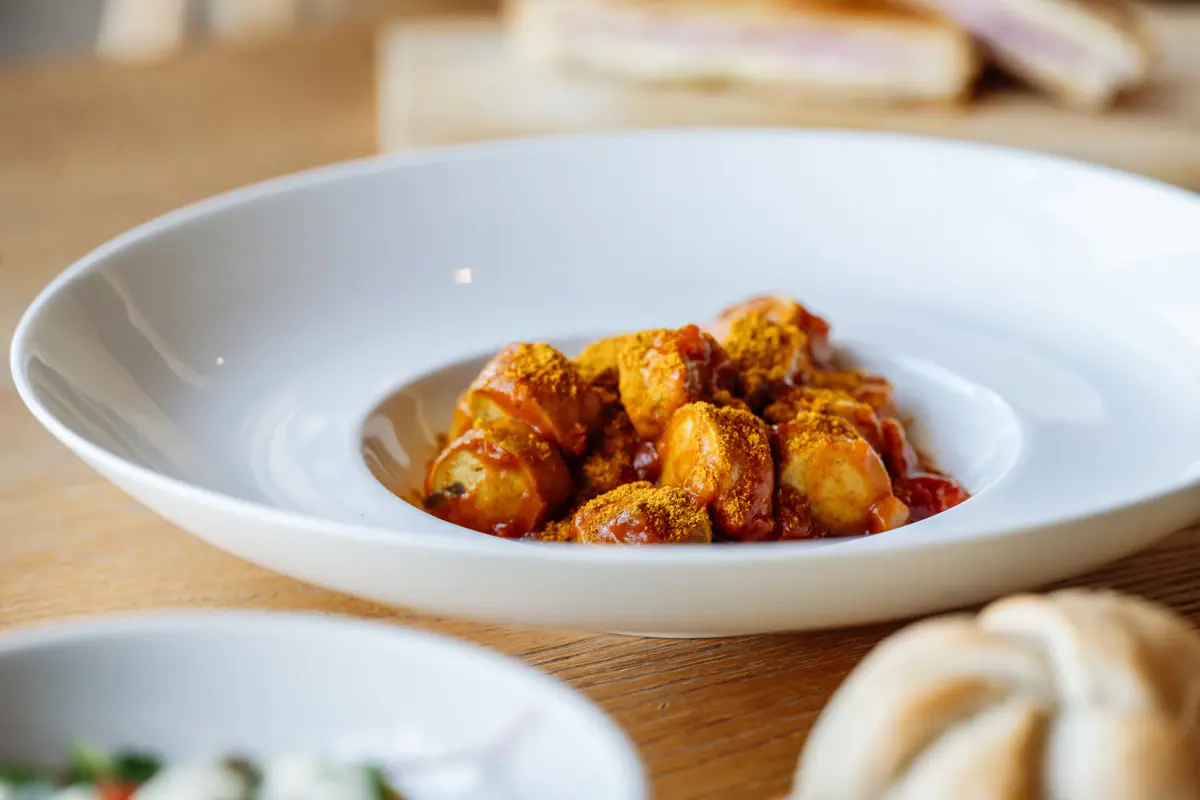 Ein Teller mit Essen auf einem Tisch.