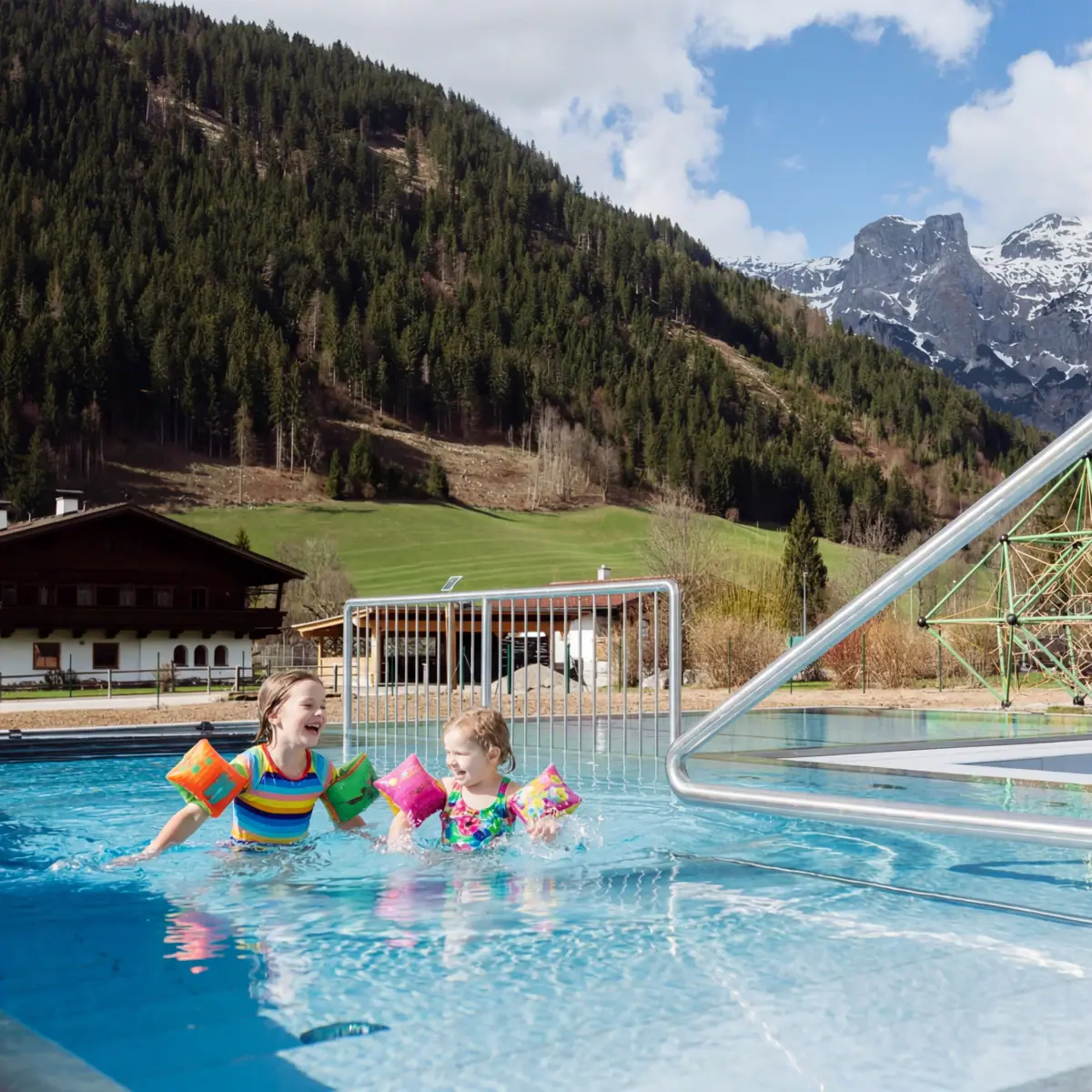 Kinder im Außenpool