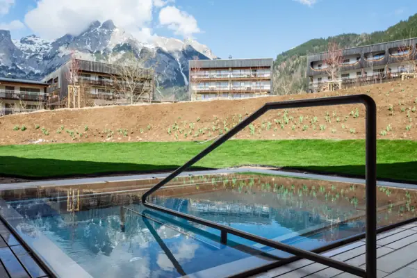 Outdoor-Whirlpool im Saunabereich, Badehaus Werfenweng