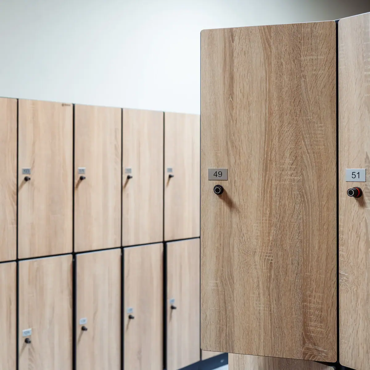 Umkleidebereich mit Spinden und Umkleidekabinen, Badehaus Werfenweng