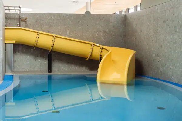 Kinderbecken mit Rutsche im Badehaus Werfenweng, 34 °C
