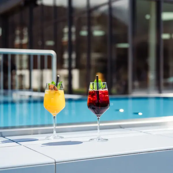 Zwei Gläser mit Getränken am Pool