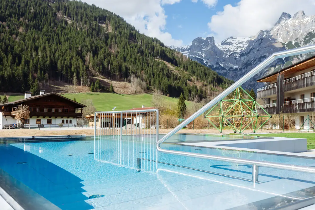 Kinderbecken draussen im Badehaus Werfenweng.