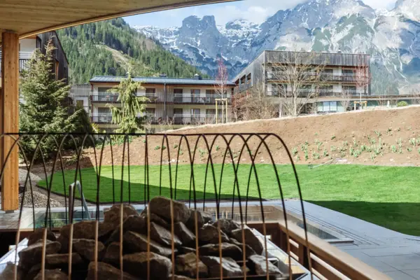 Blick auf einen Berg und ein Gebäude von einem Balkon aus.