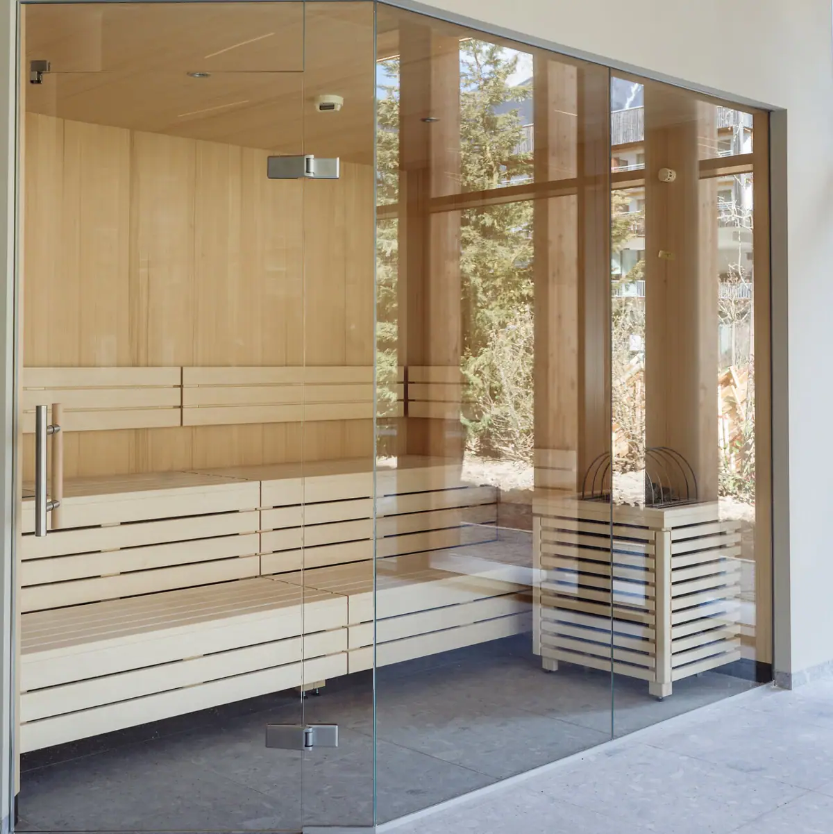 Textil-Familiensauna mit Holzelementen im Badehaus Werfenweng.